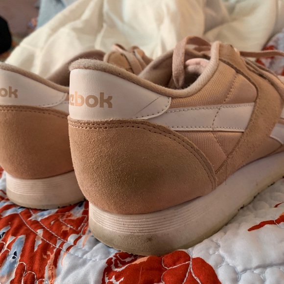 Millennial pink classic Reebok trainer - Picture 3 of 6